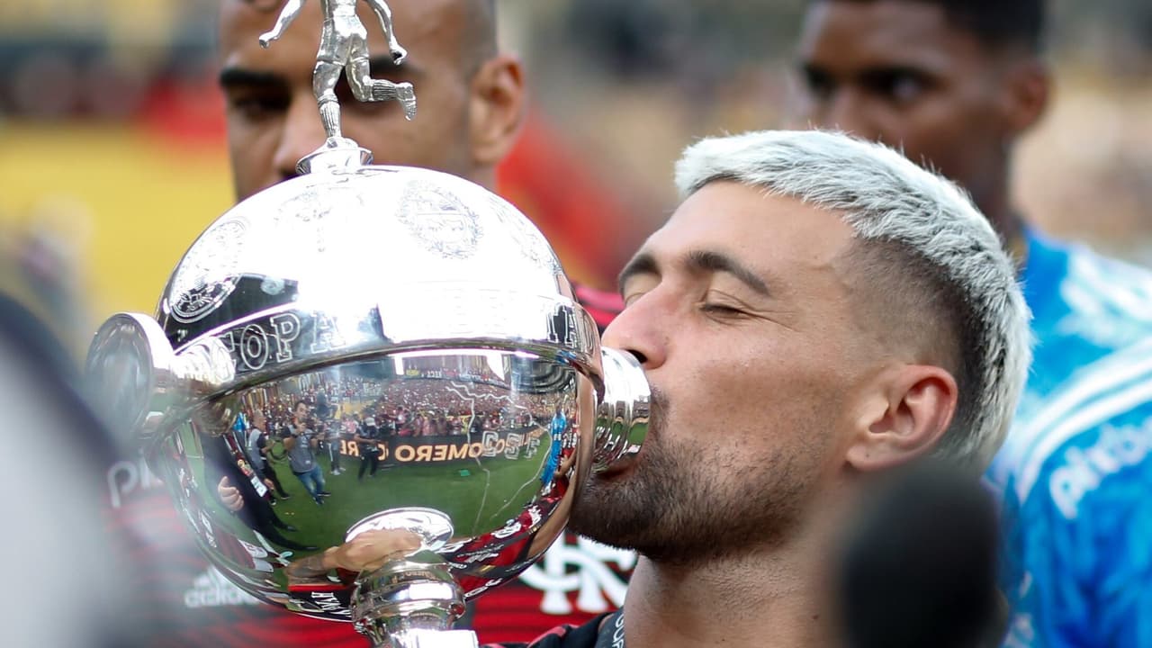 Arrascaeta revela em clima de emoção o nome do primeiro filho com Camila Bastiani