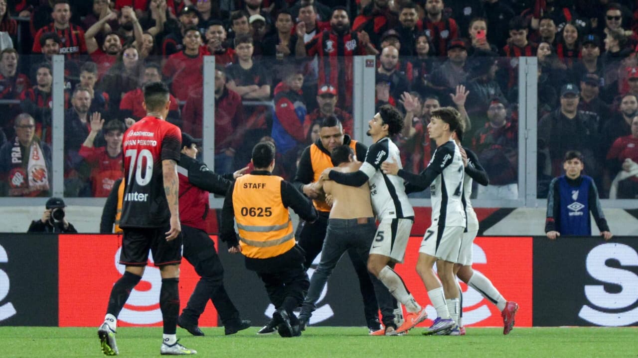 STJD marca julgamento histórico após torcedor invadir campo em Athletico x Corinthians