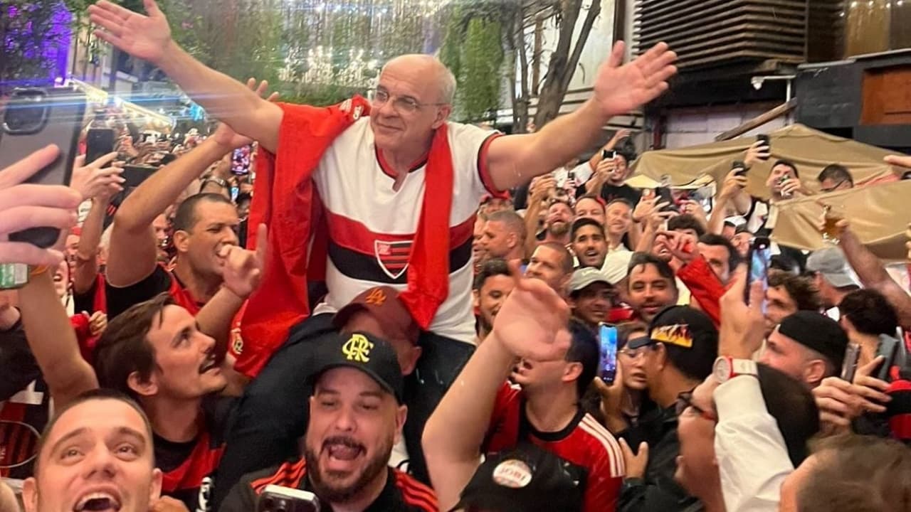 Ex-presidente do Flamengo, Bandeira de Mello, é ovacionado por torcedores durante evento em Lima