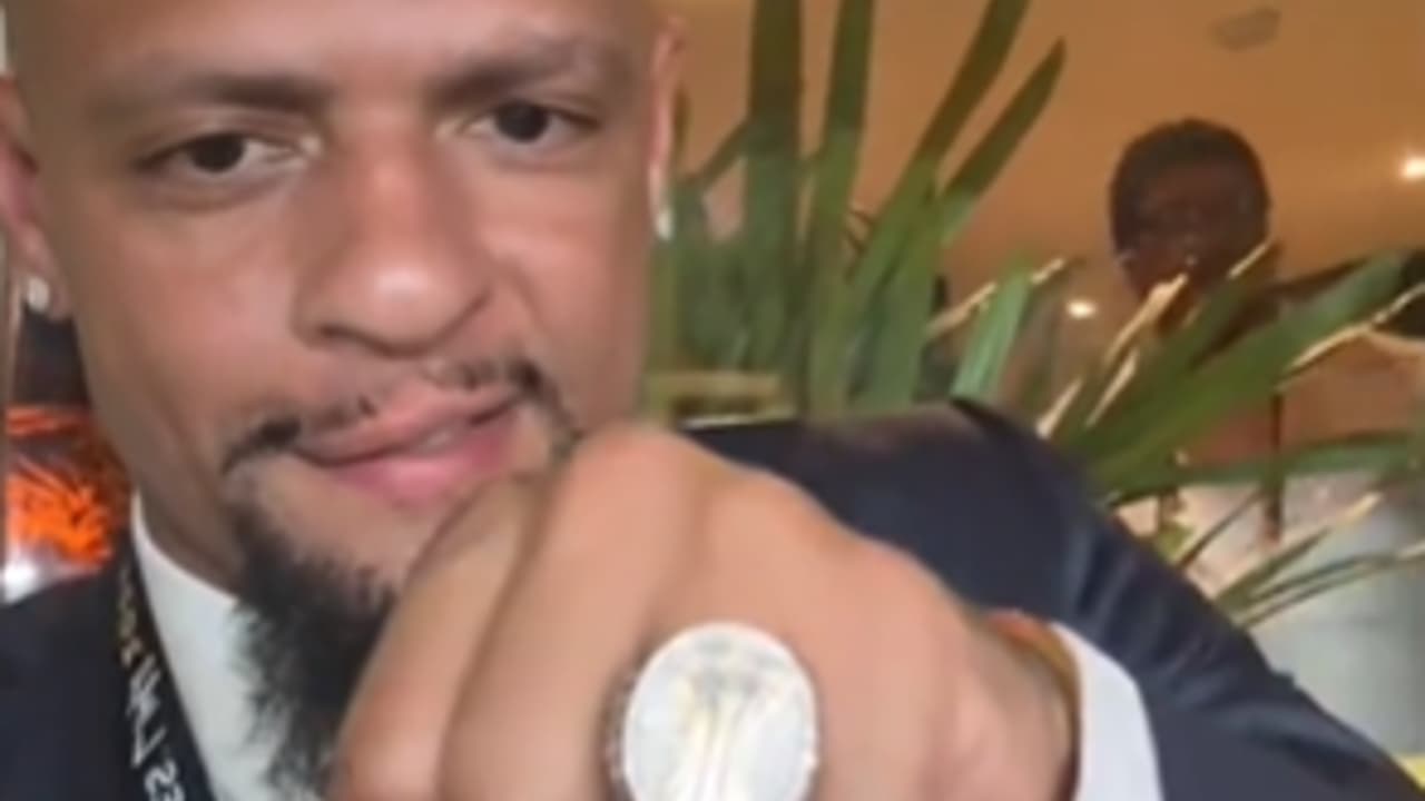 Felipe Melo exibe anel da Libertadores e alfineta Flamengo: 