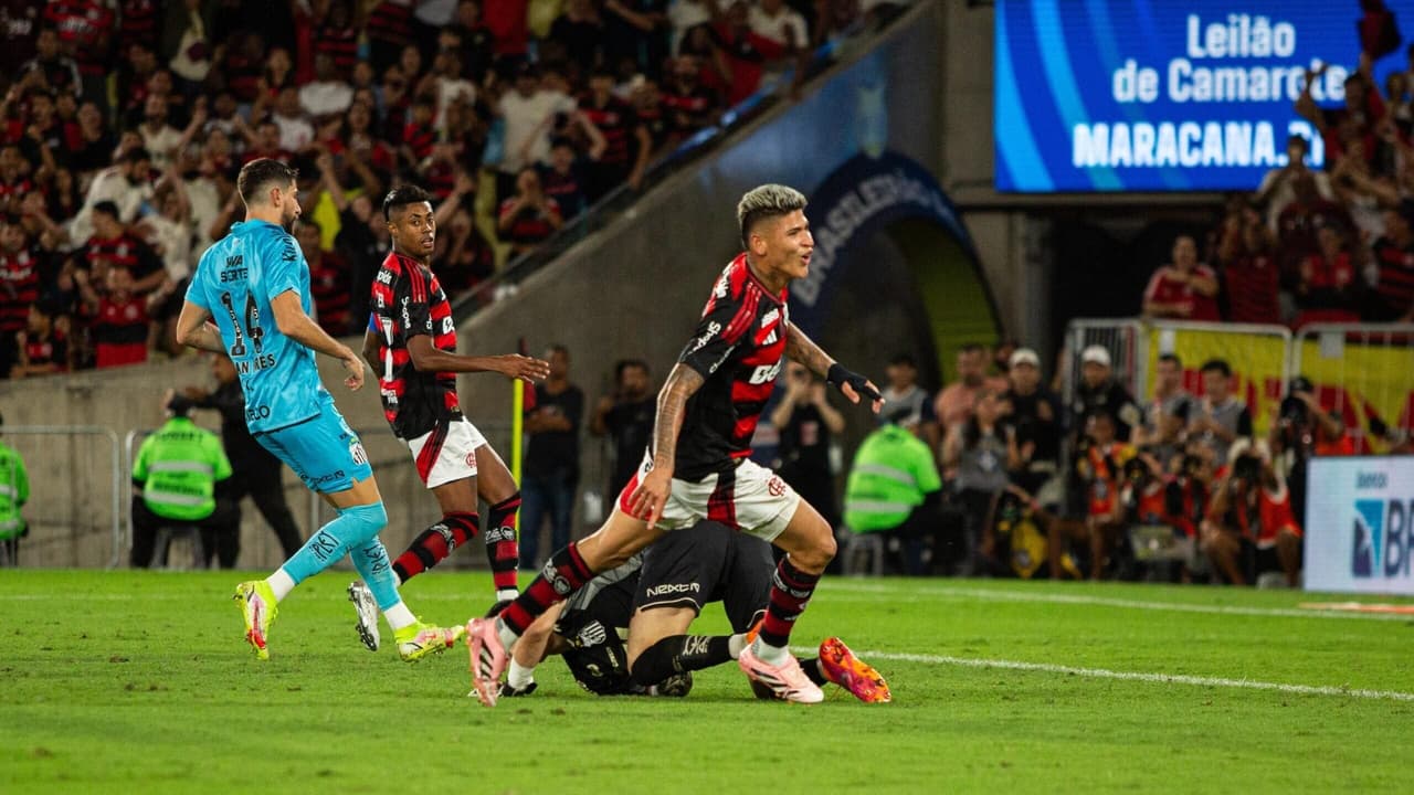 Flamengo reage com vitória, afunda Santos e mantém esperança no título do Brasileirão