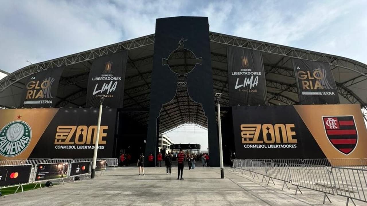 Torcedores de Palmeiras e Flamengo se reúnem em Lima em clima de rivalidade pela Libertadores