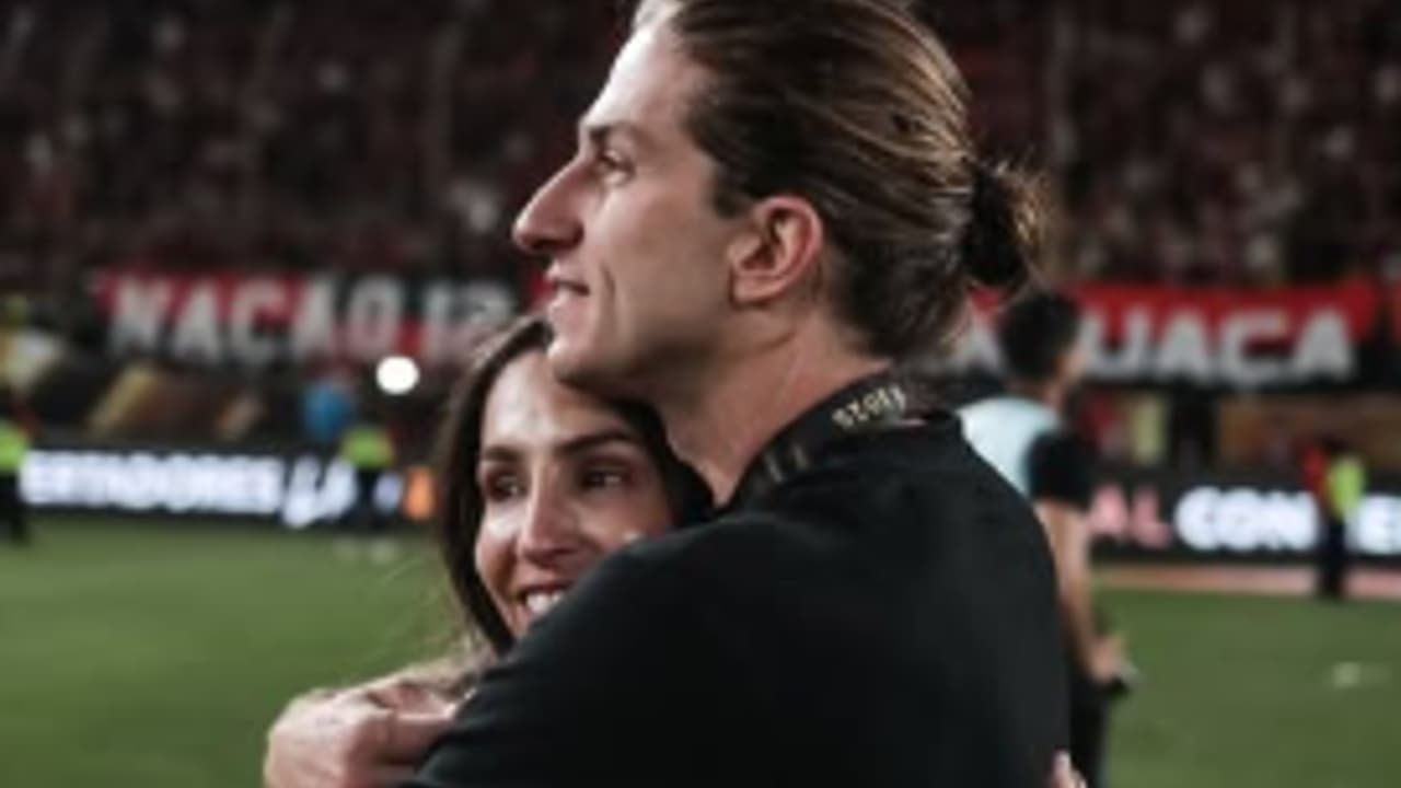 Família de Filipe Luís explode de emoção ao celebrar título do Flamengo em vídeo emocionante