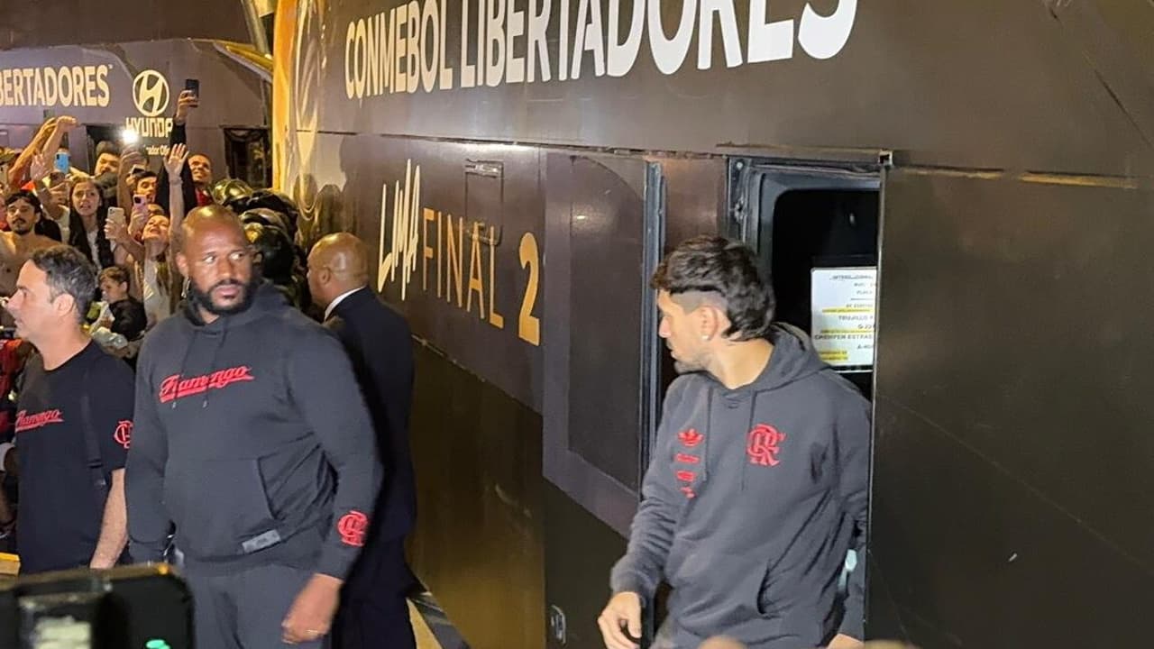 Flamengo atrasa, mas desembarca em Lima para final da Libertadores, abraçado pela torcida