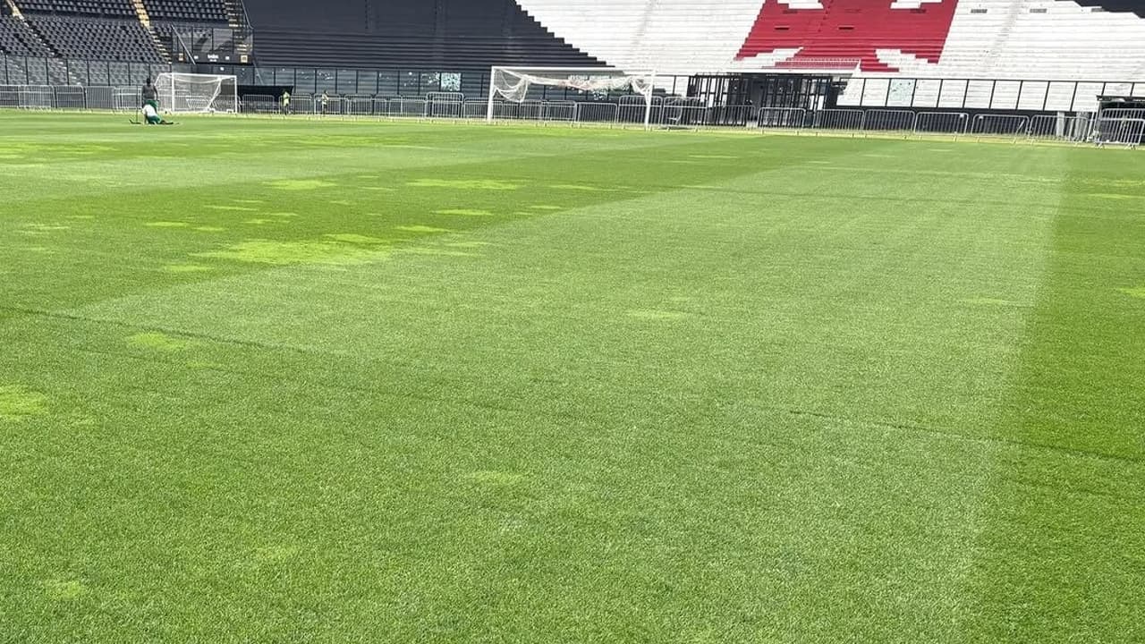 Vasco troca gramado de São Januário mesmo às vésperas da reforma: entenda os motivos