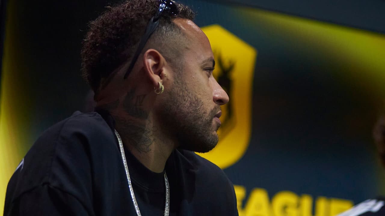 Neymar celebra conquista da Kings League enquanto se prepara para decisão crucial contra o Palmeiras