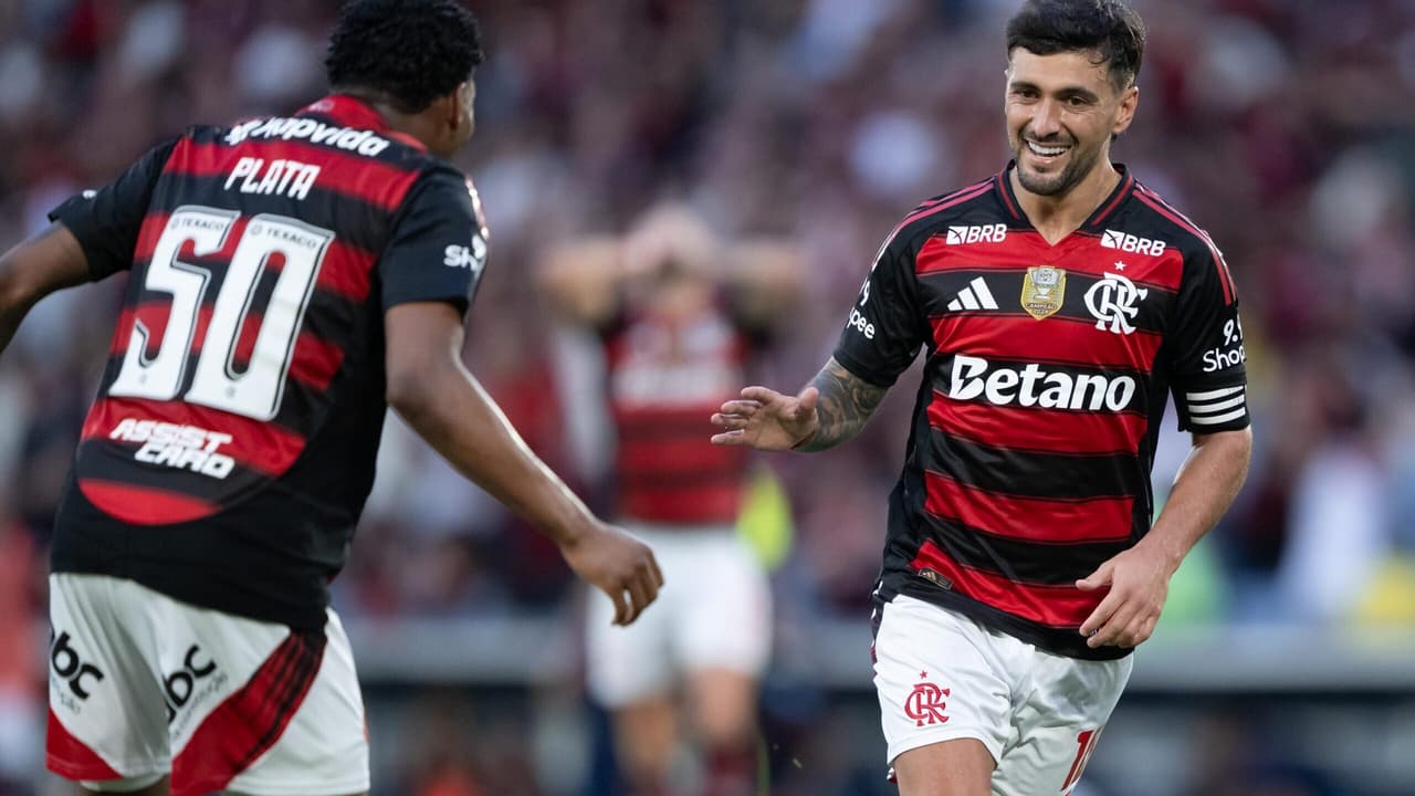 Flamengo celebra 130 anos com homenagens de clubes europeus, reconhecendo sua grandeza global