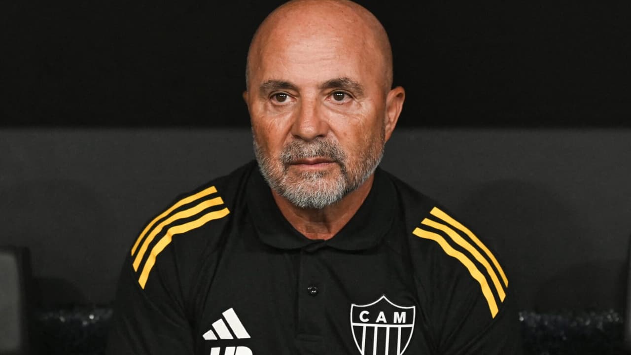 Torcida do Atlético-MG critica escolhas de Sampaoli e expressa revolta em derrota para o Flamengo