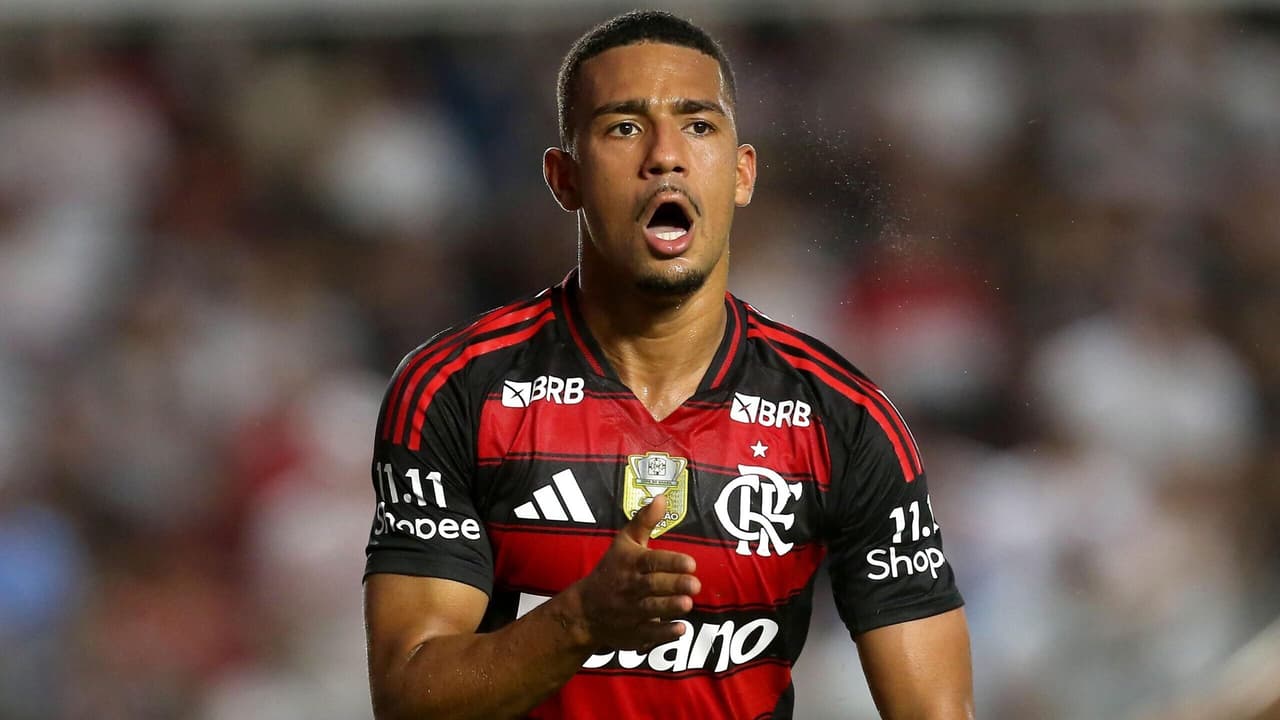 Flamengo apoia Samuel Lino em final da Libertadores, com torcedores mostrando força nas arquibancadas