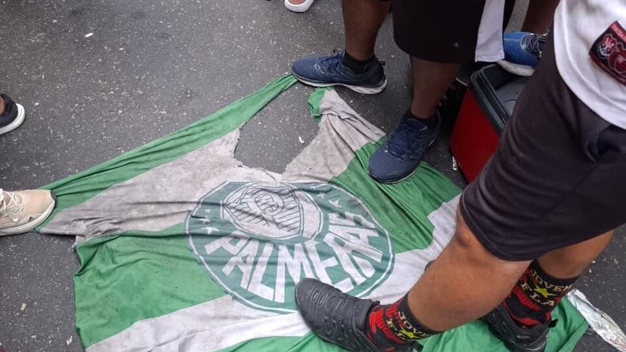 Torcedores do Flamengo reagem com provocações e pisoteiam bandeira do Palmeiras na festa do Tetra