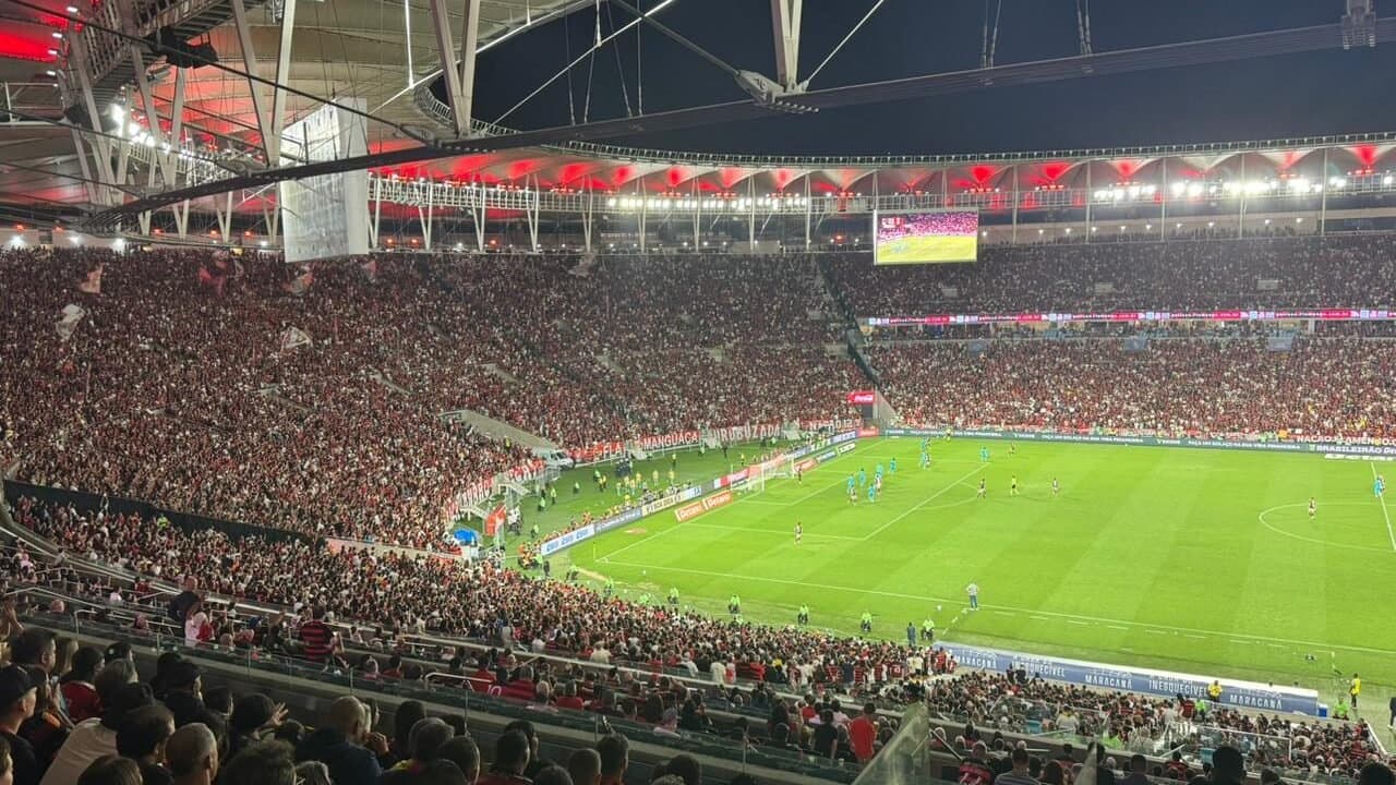 Torcida do Flamengo reage com fervor e estoura decibéis em ação promocional contra o Santos