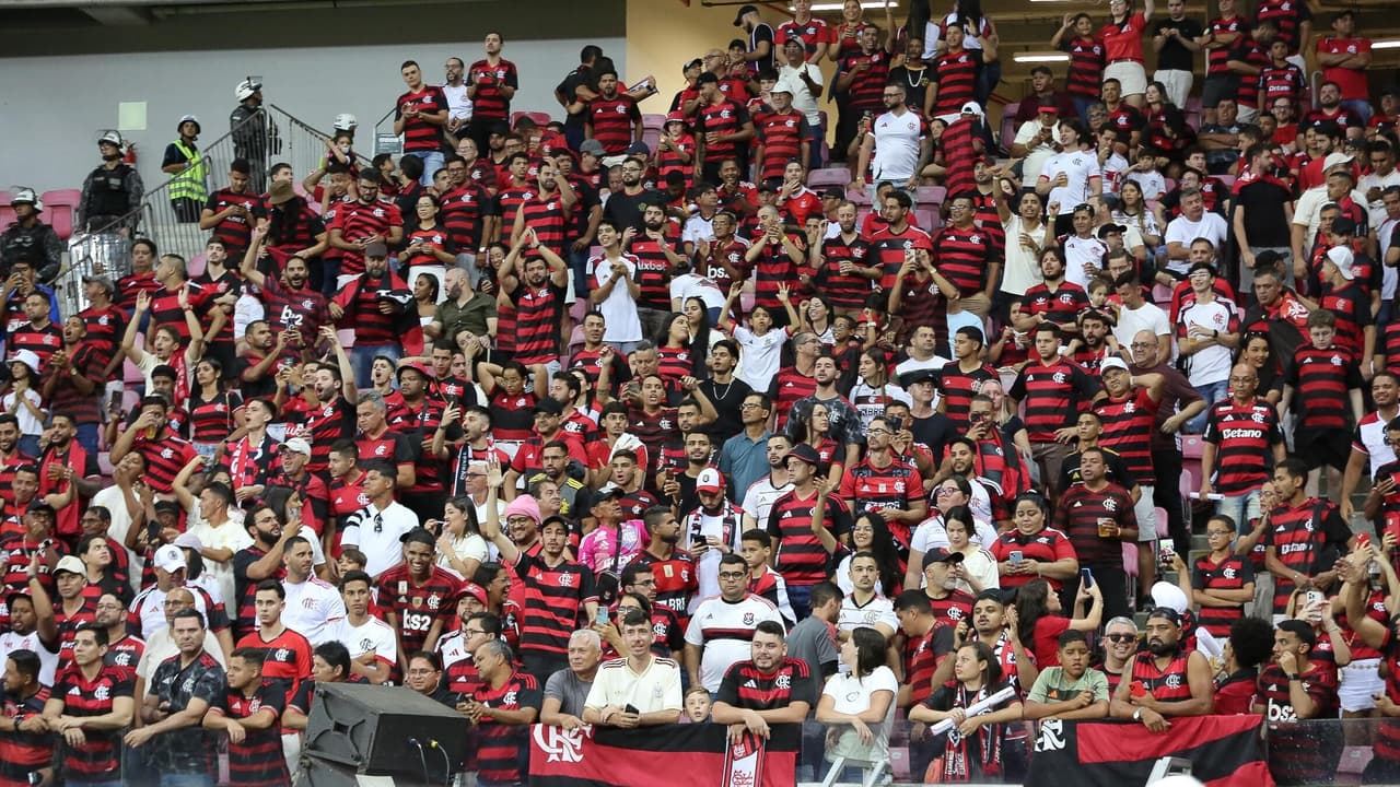 Zambianchi revela descoberta da versão Flamengo de Primeiros Erros e surpreende fãs da música