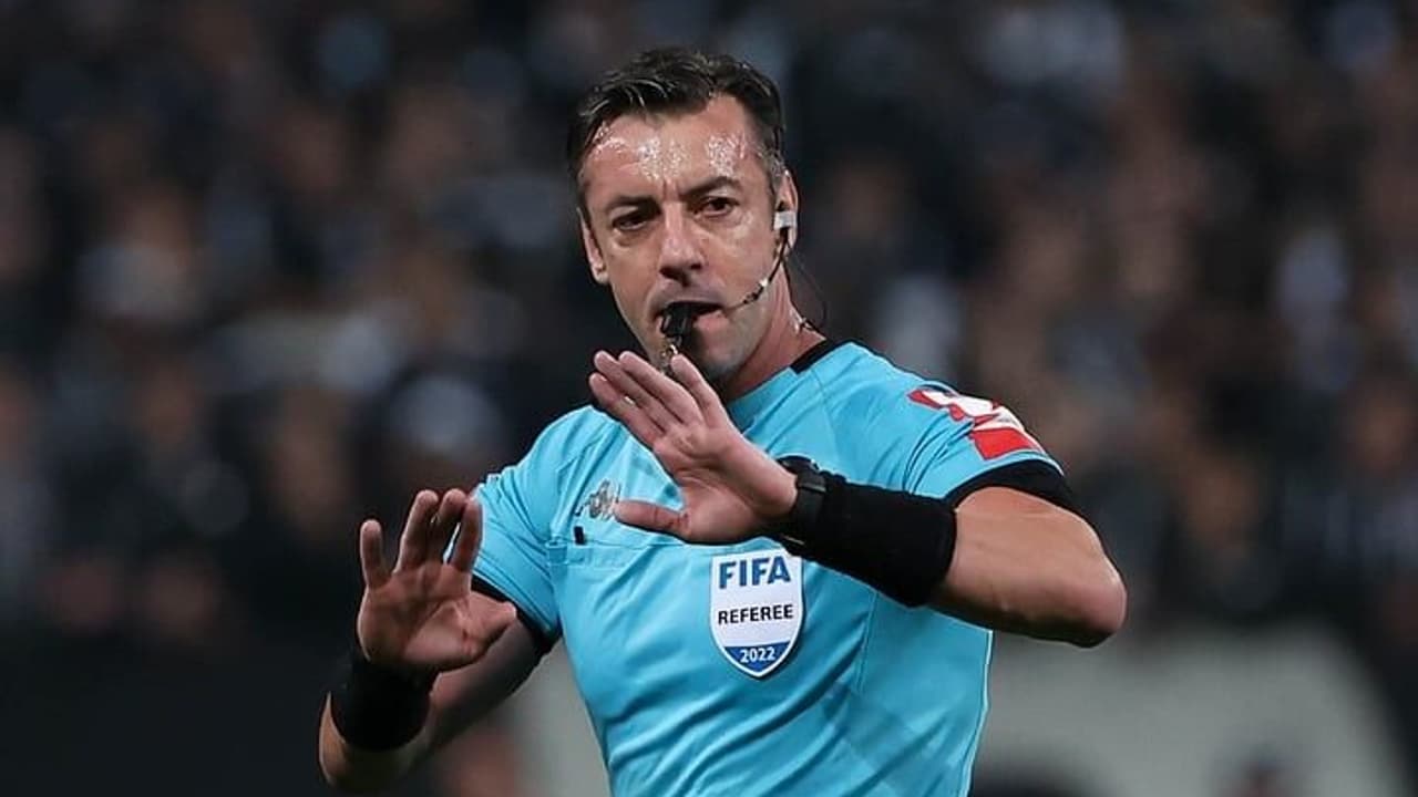 Erro grave de Raphael Claus gera polêmica em Santos x Palmeiras, aponta ex-árbitro especializado