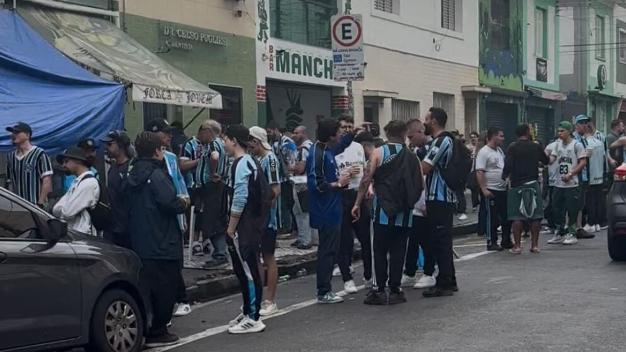 Torcida do Grêmio se mobiliza nos arredores do Allianz Parque em dia de clássico com o Corinthians