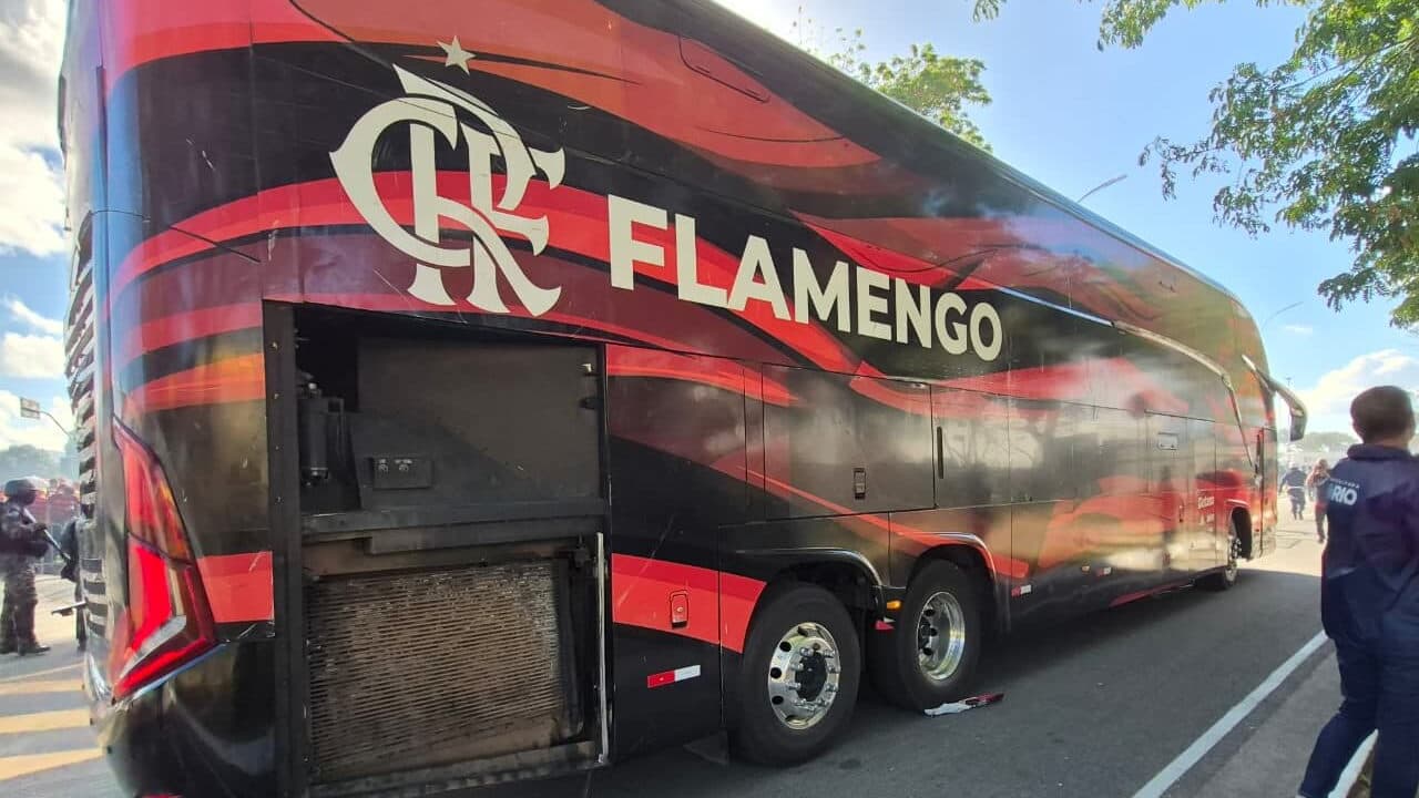 Confusão nas arquibancadas: ônibus do Flamengo danificado após tumulto na AeroFla
