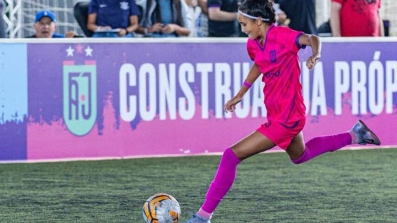 Meia realiza sonho de jogar na base do Corinthians, com suporte inovador de inteligência artificial