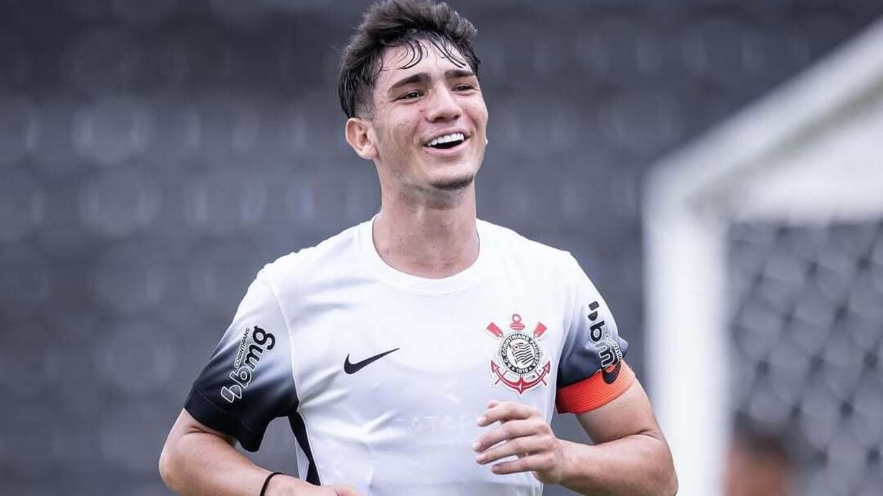 Corinthians acerta aditivo com promessa da base; irmão do atleta firma contrato de formação