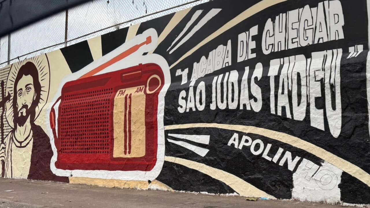 Flamengo celebra 130 anos com pinturas icônicas nos muros da sede, encantando torcedores e artistas