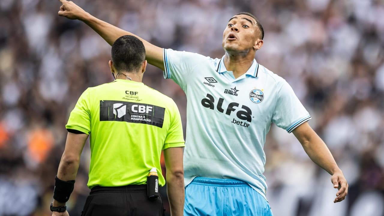 Decisão da arbitragem gera revolta em torcedores do Corinthians e Grêmio: 