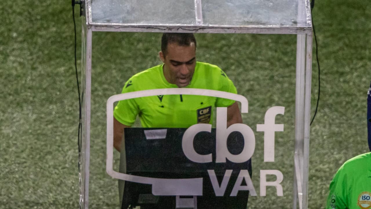 VAR, em possível pênalti de Fluminense x Flamengo, orienta: Retira o pé em lance polêmico