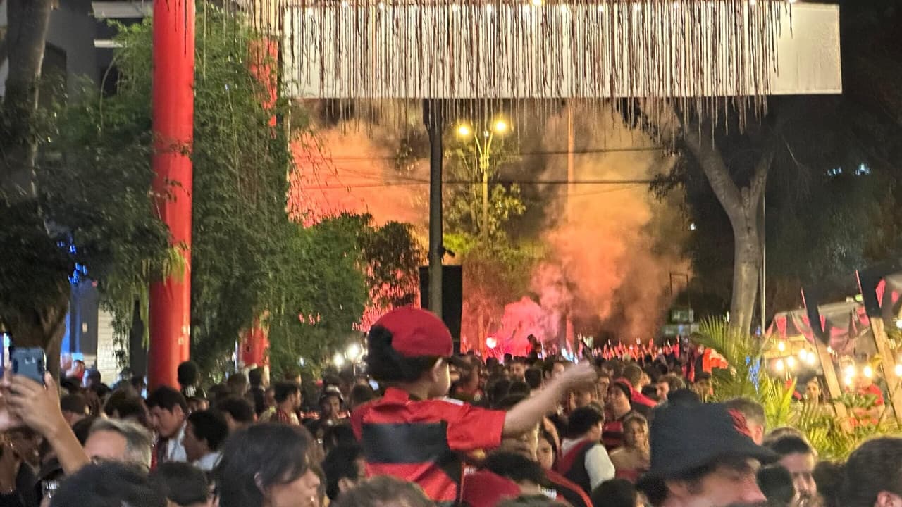 Torcida do Flamengo invade as ruas de Lima em festa eletrizante pelo tetra da Libertadores