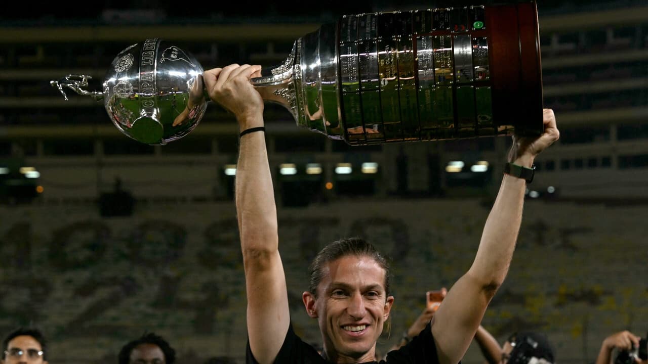 Filipe Luís exalta garotos do Ninho e reage com emoção ao conquistar a Libertadores pelo Flamengo