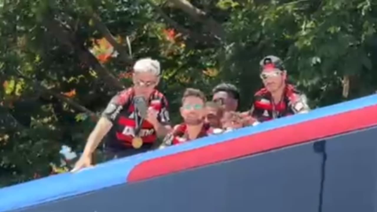 Flamengo desembarca no Rio em clima de festa, celebrando título da Libertadores em grande estilo