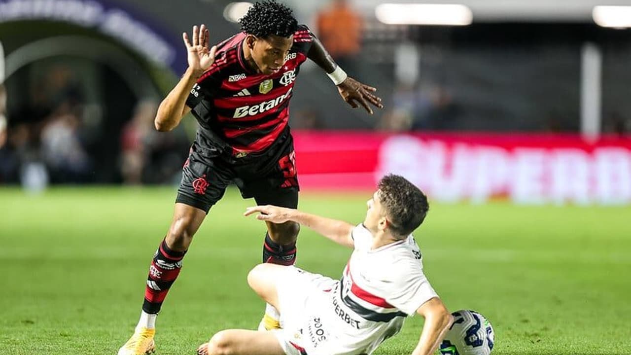 Jornalistas contestam expulsão de Plata pelo Flamengo: Decisão inacreditável em meio ao jogo