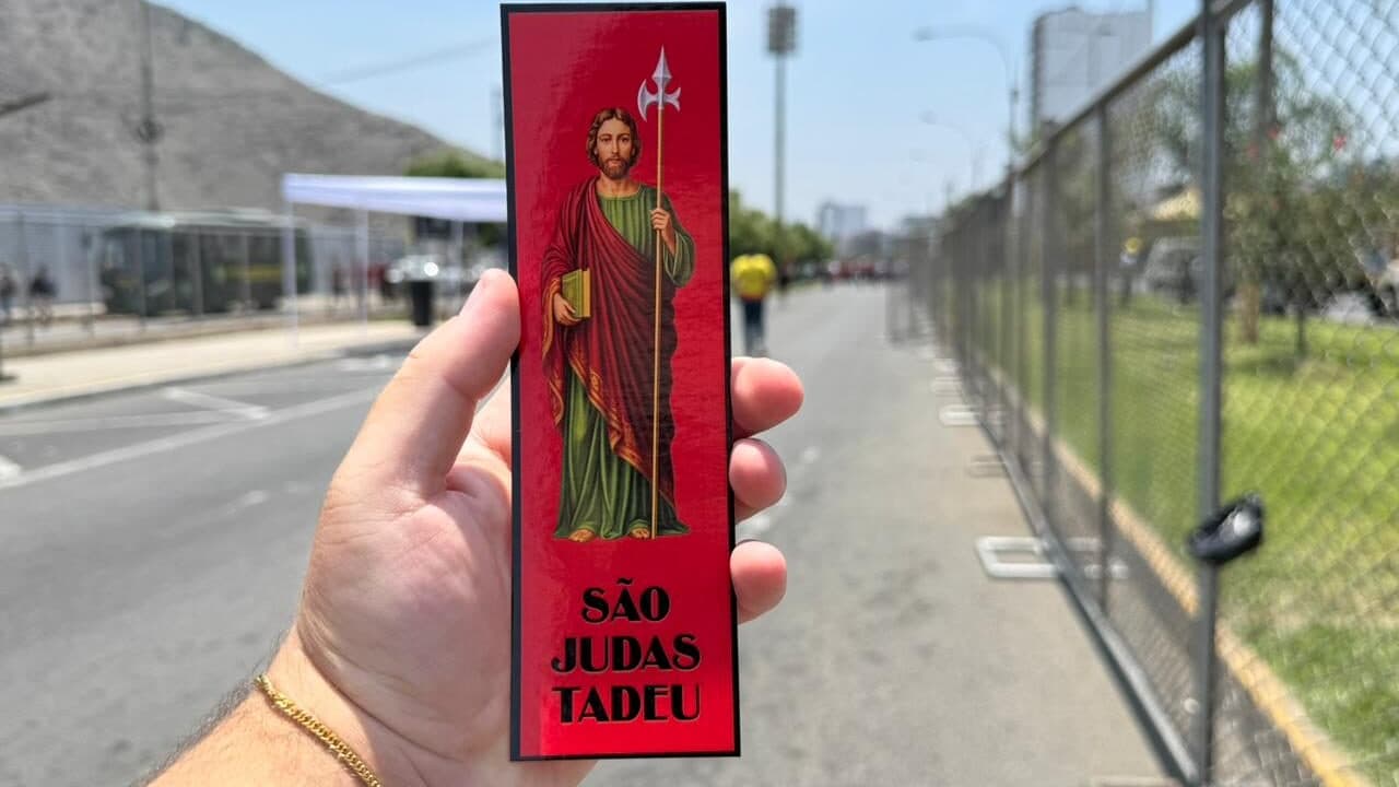 Torcedores do Flamengo distribuem santinhos de São Judas Tadeu antes da final da Libertadores