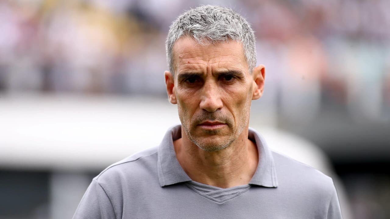 Torcedores do Santos cobram respostas de Vojvoda após queda amarga contra o Flamengo