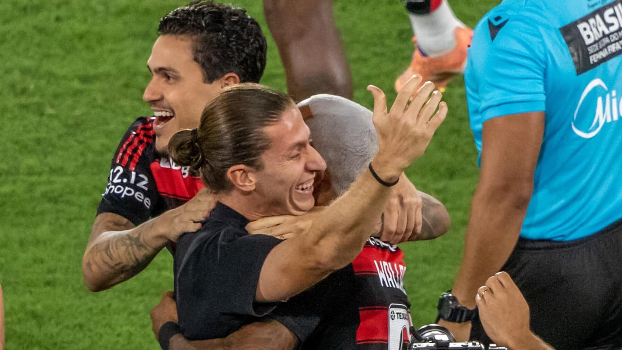 Filipe Luís celebra conquista no Flamengo e revela ansiedade por renovação de contrato