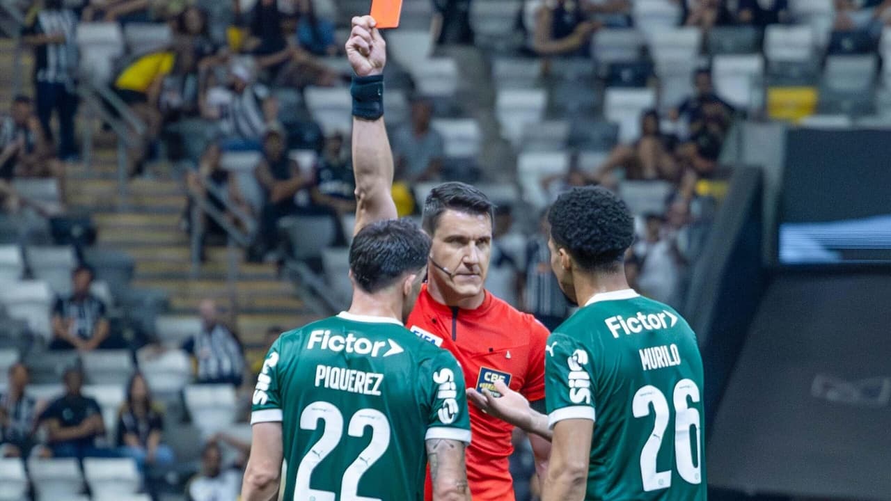Áudio do VAR sobre expulsão de Piquerez no duelo entre Atlético-MG e Palmeiras é revelado pela CBF