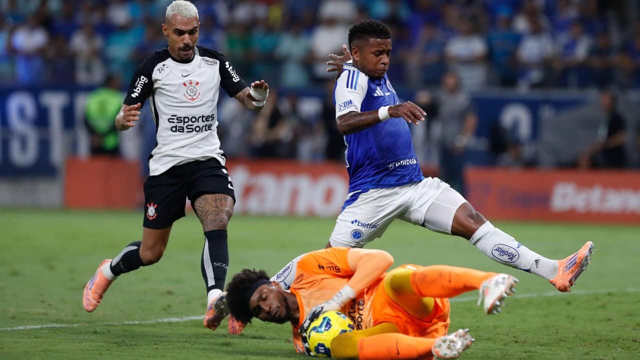 Corinthians e Cruzeiro em campo: duelo de titãs para a redenção de uma temporada difícil
