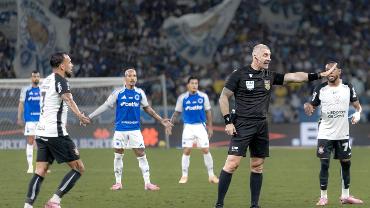 Em meio a polêmica, CBF divulga análise do VAR sobre gol de Memphis em Cruzeiro x Corinthians