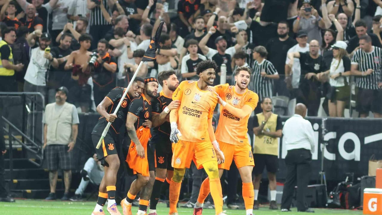 Hugo Souza se abre após vitória do Corinthians e elogia Cássio nos bastidores do jogo decisivo