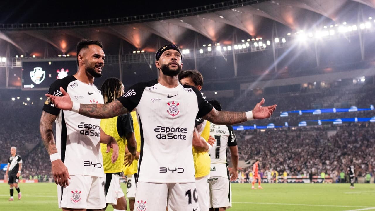 Torcedores do Vasco reagem com amor a Memphis durante duelo eletrizante com o Corinthians