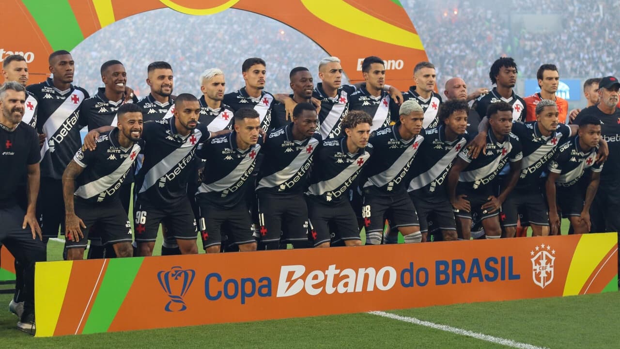 Torcedores do Vasco cobram respostas e reagem à derrota para o Corinthians: 