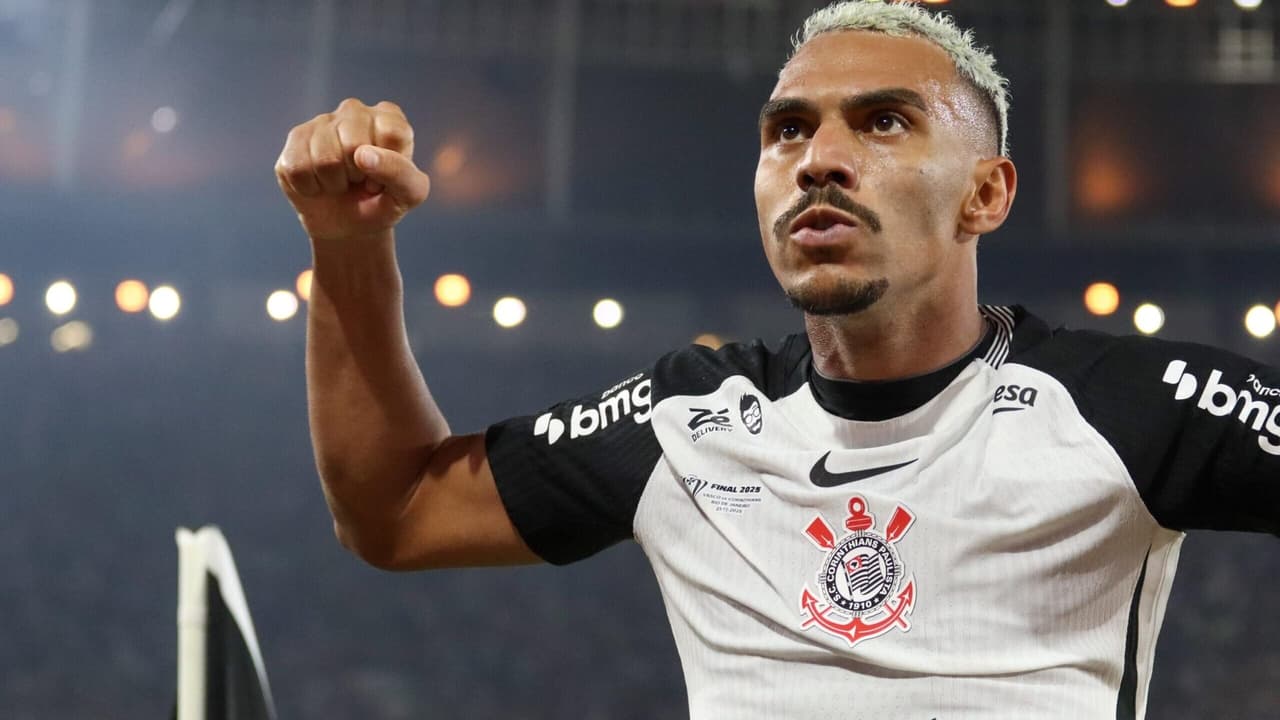 Matheuzinho brilha entre astros do Corinthians e encerra o ano com destaque inédito