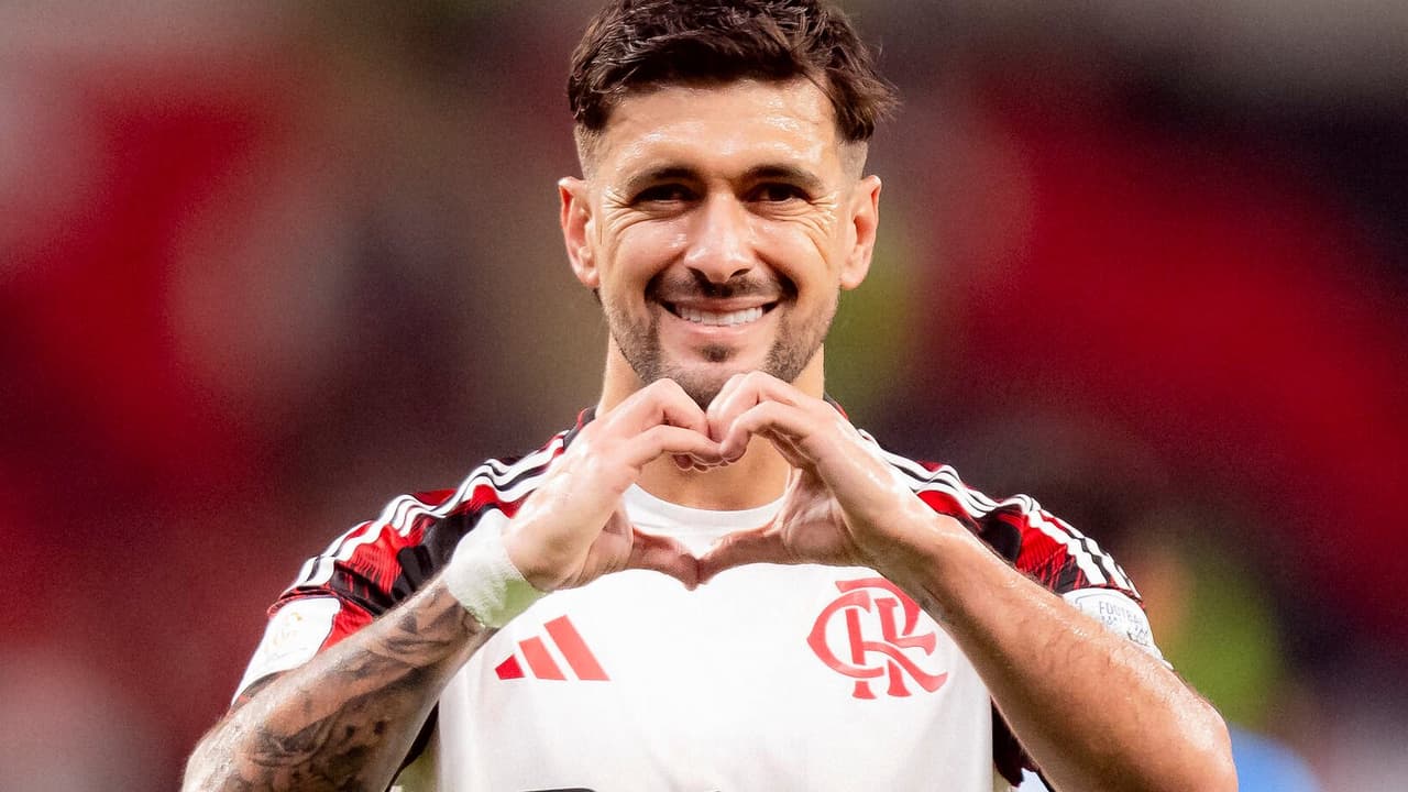 Arrascaeta brilha em campo, mas Flamengo não escapa de memes após vitória sobre Cruz Azul