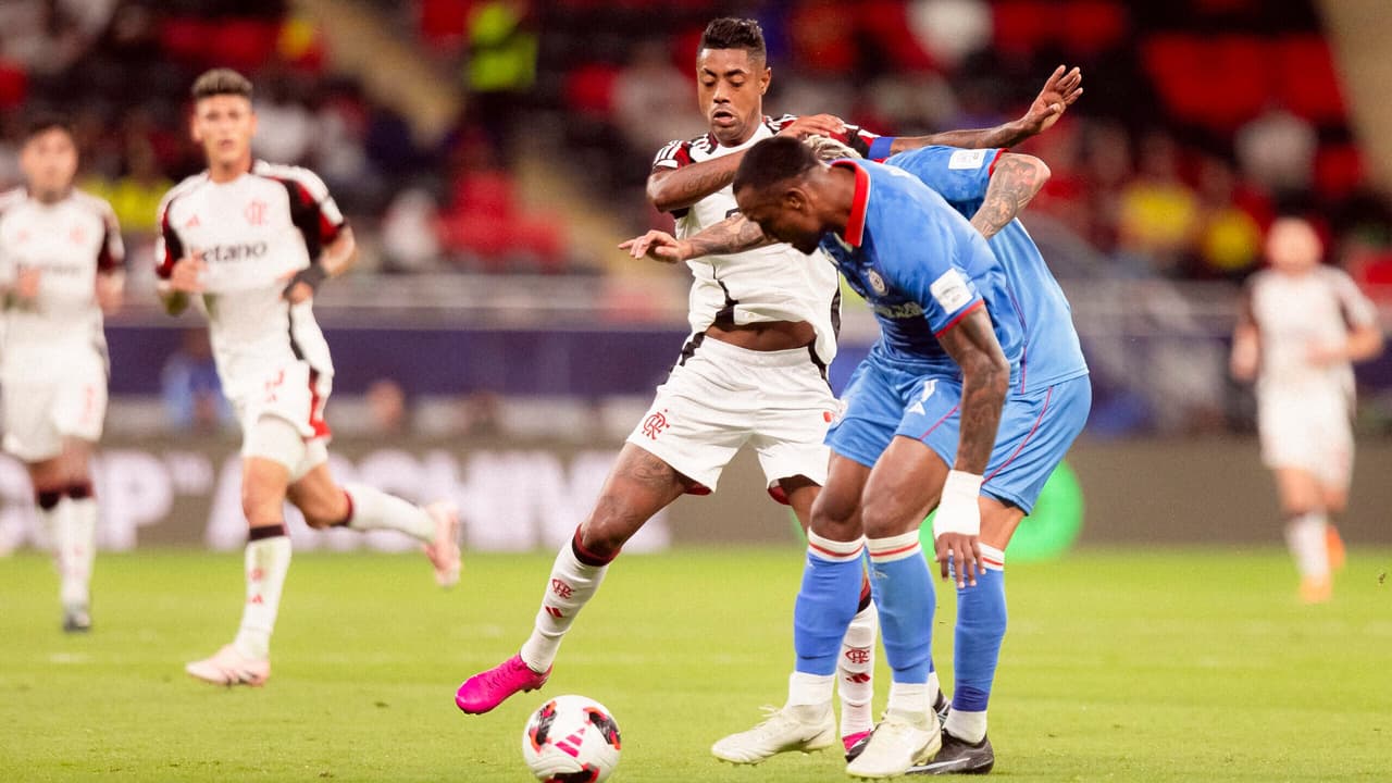 Filipe Luís critica nova bola do Mundial, revela adaptação e desafios nos bastidores do Flamengo