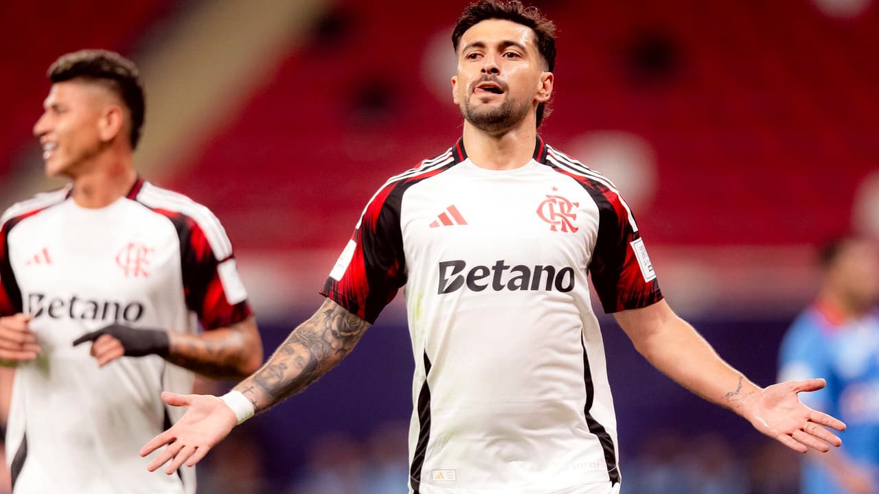 Arrascaeta dispara comemoração intensa após garantir 1º gol do Flamengo no Mundial: emoção em campo!