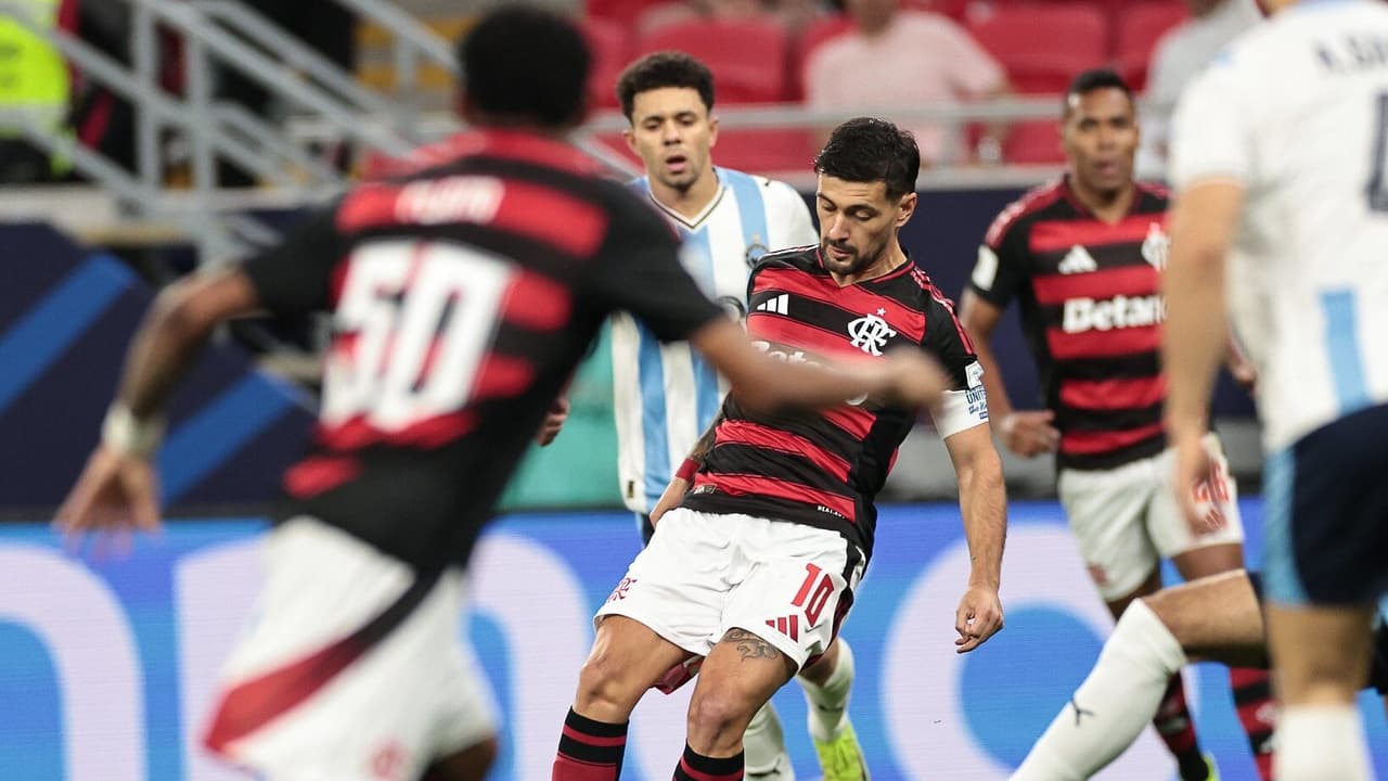 Rivais se revoltaram após lance polêmico em Flamengo x Pyramids e pedem rigor nas punições