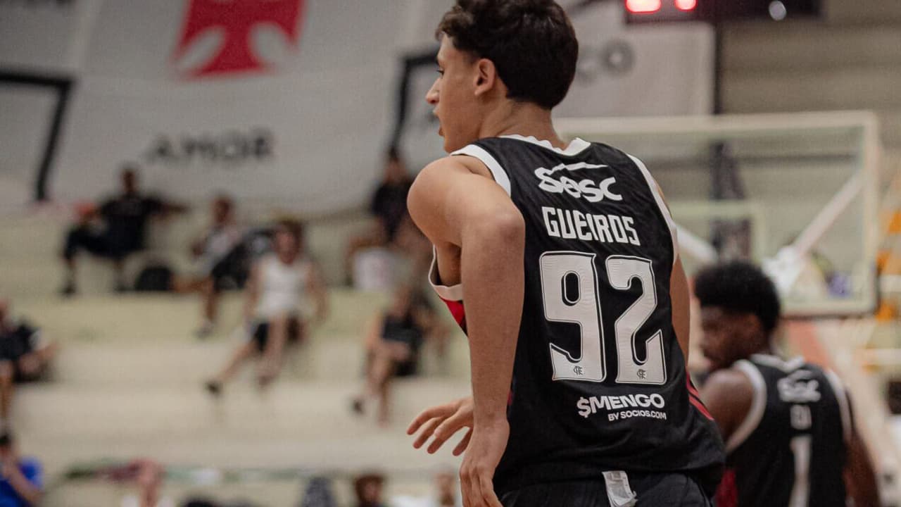 Veteranos brilham em campo: Flamengo celebra triunfo no clássico contra o Vasco, com vitória emocionante