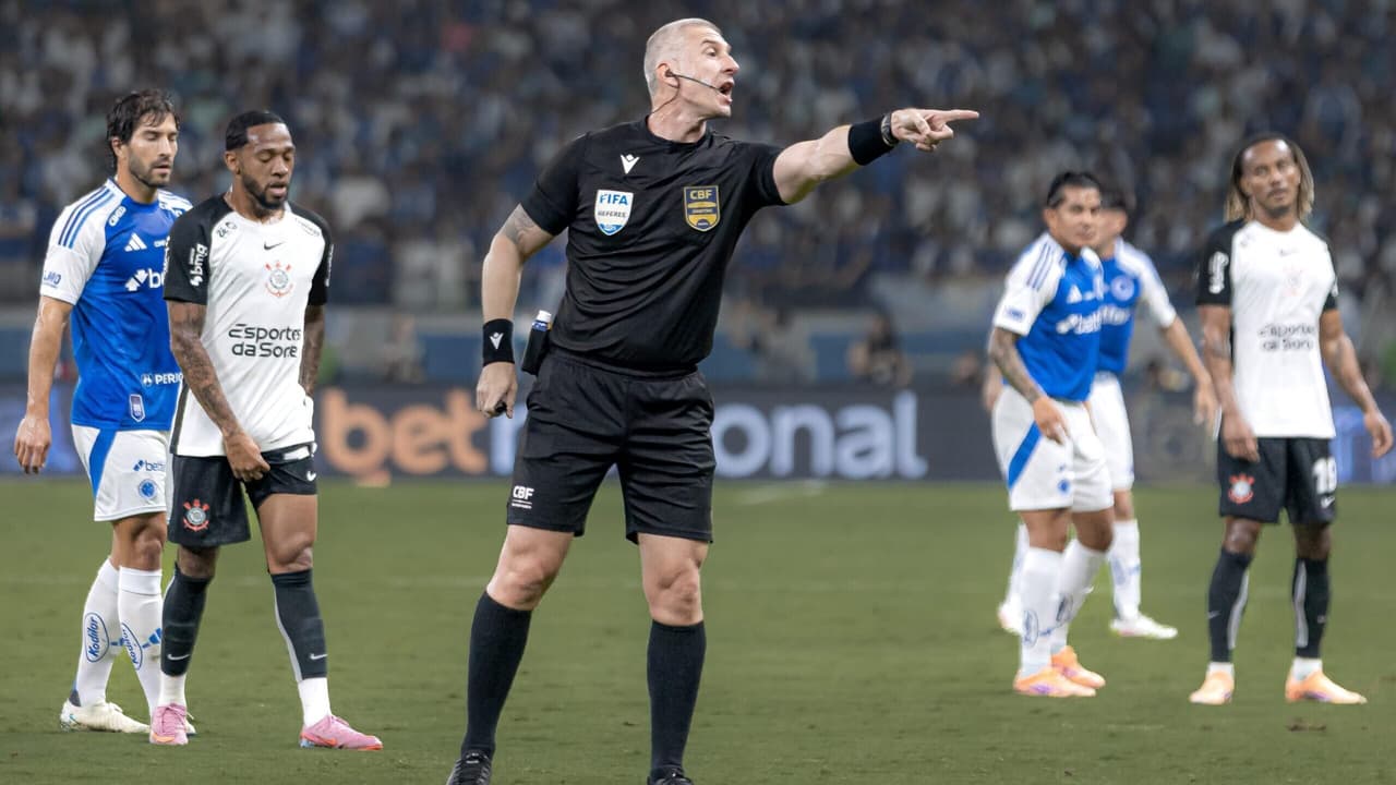 Anderson Daronco vira tema polêmico em Cruzeiro x Corinthians: 