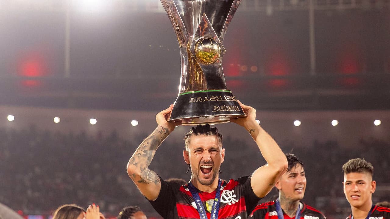 Arrascaeta brilha e é eleito Bola de Ouro do Brasileirão, elevando Flamengo a novos patamares