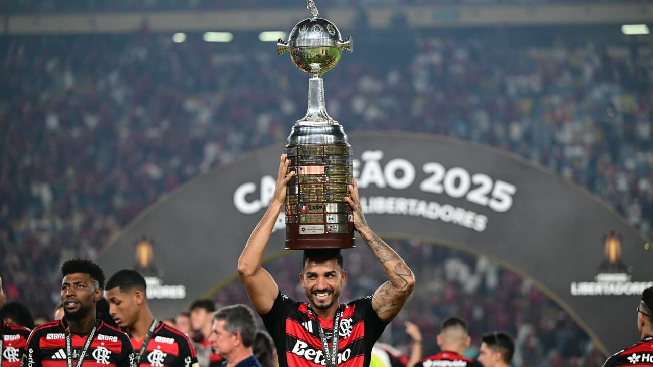 Danilo, herói do tetra do Flamengo, é flagrado em romance com modelo nos bastidores do futebol