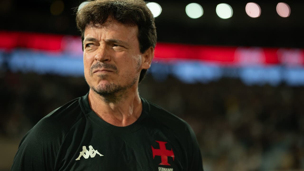 Vasco surpreende na escalação contra o Corinthians e fãs reagem: 