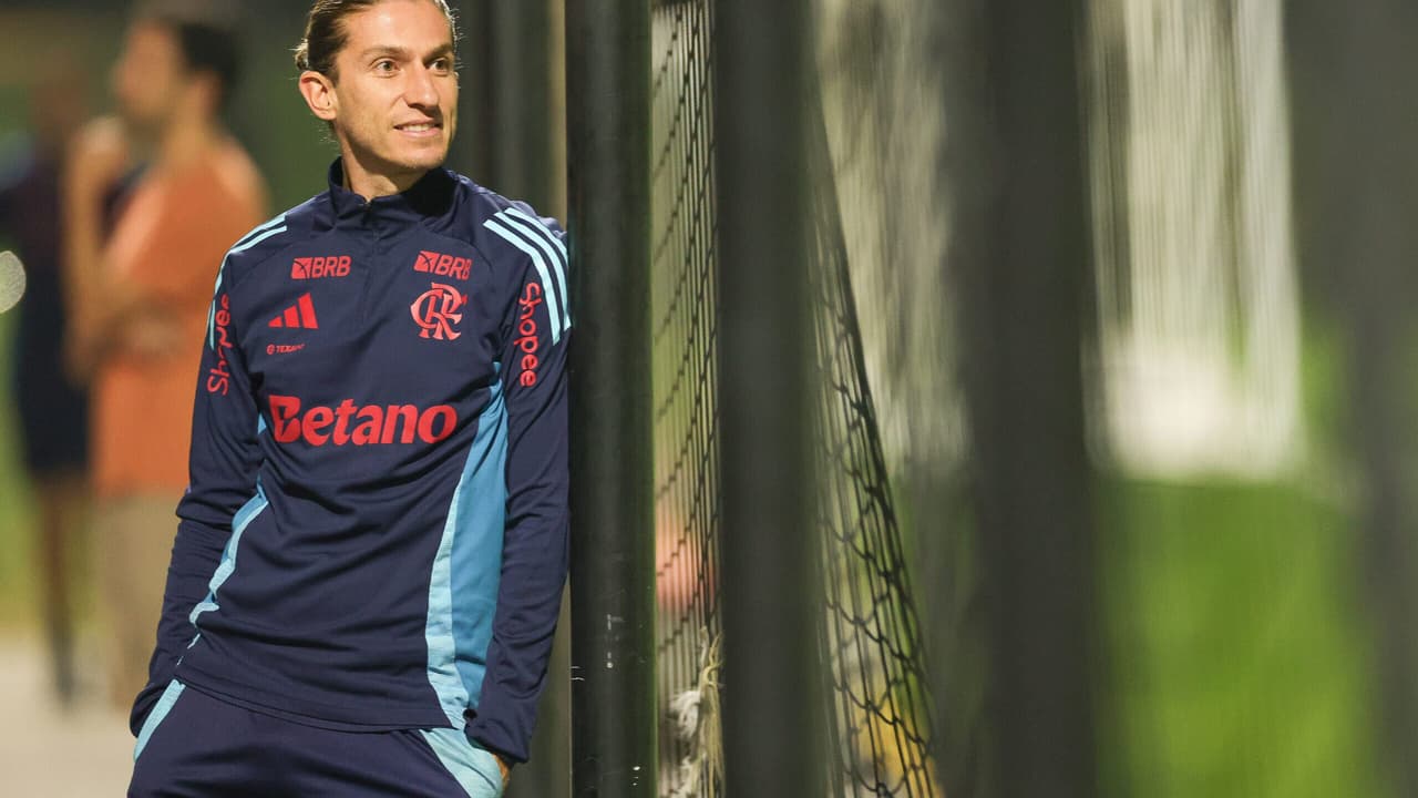 Filipe Luís celebra ano mágico como técnico do Flamengo, conquistando quatro títulos e o prêmio de melhor da América