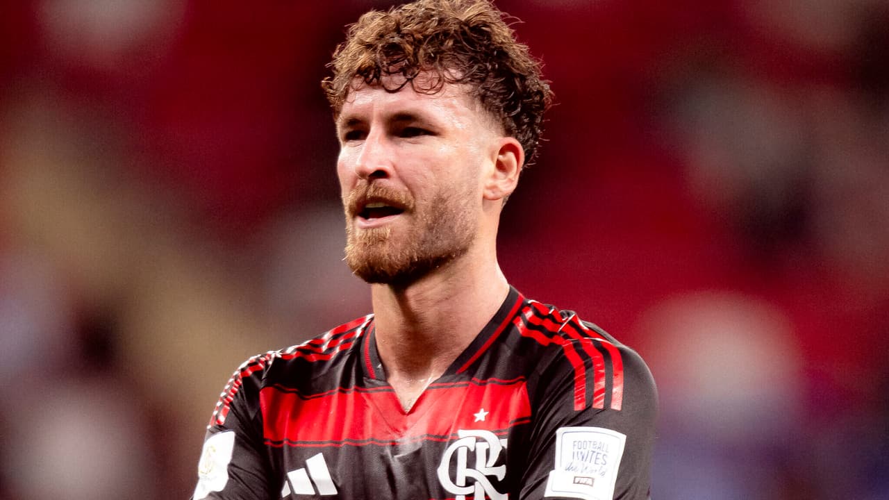 Léo Pereira desafia críticas e brilha no Flamengo, enquanto seleção continua a ignorá-lo