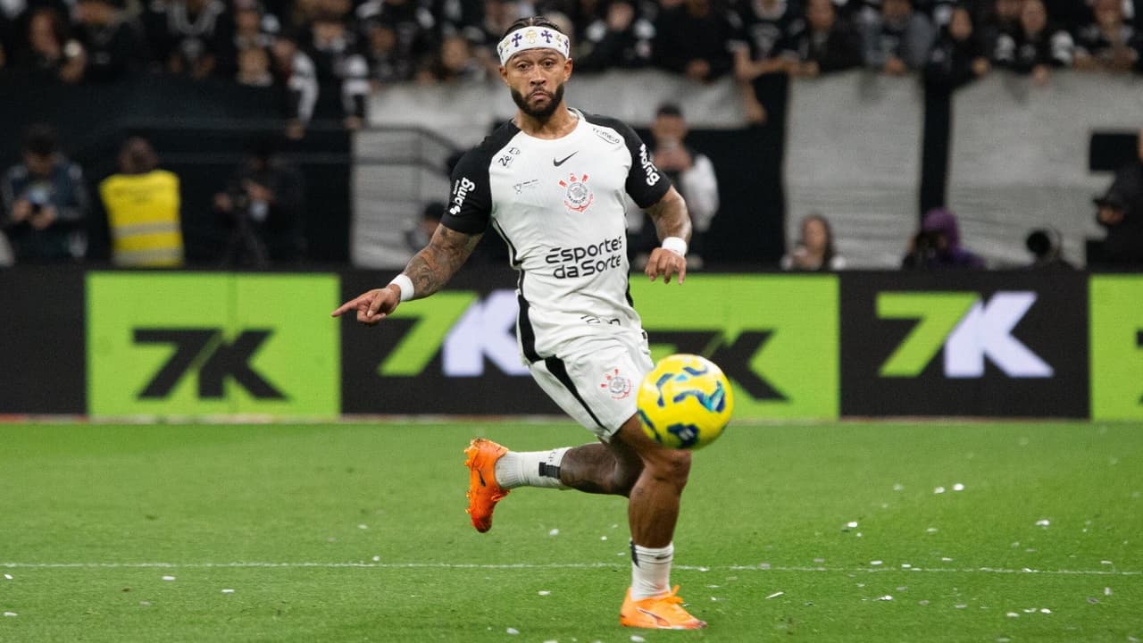 Memphis faz questão de expor insatisfação após empate em Corinthians x Vasco: 